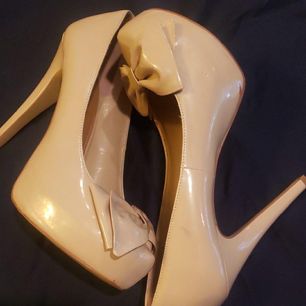 Elle Cream Bow Accent Heels - Picture 4 of 7